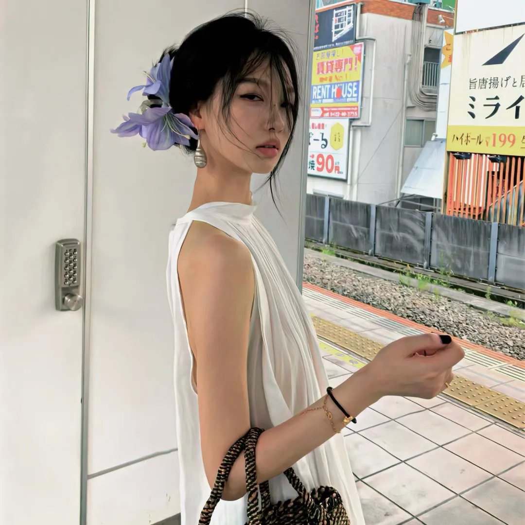 端盘子的姑娘